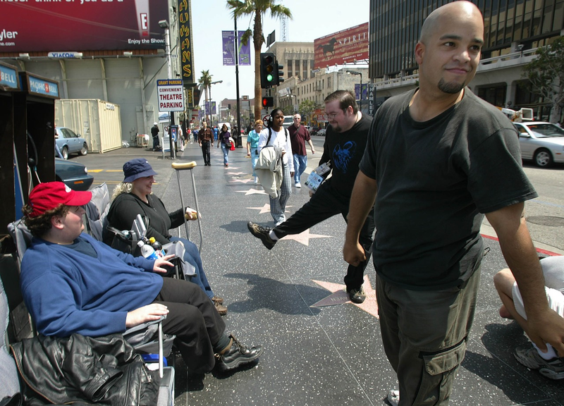 Illustration for article titled A Brief Visual History of People Waiting in Line for Star Wars
